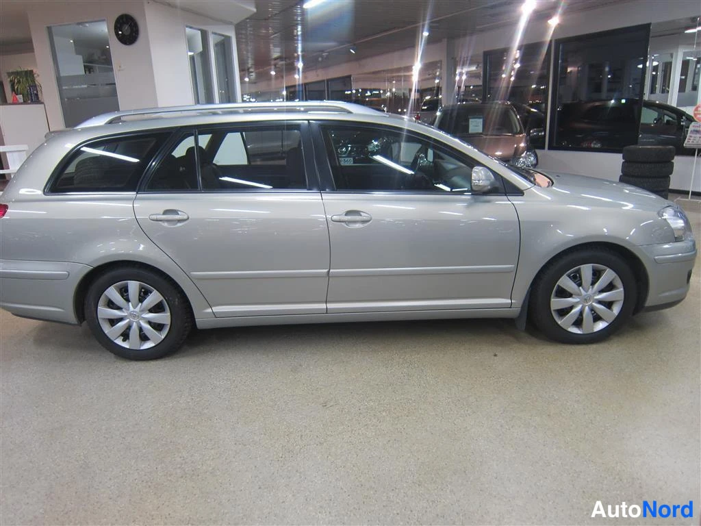 Vihreä Toyota Avensis 2008, sivulta, kuva 2