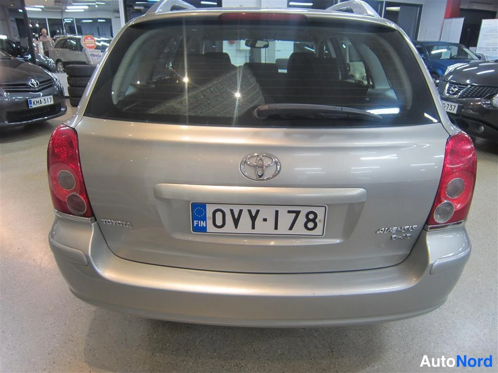 Vihreä Toyota Avensis 2008, takaa, kuva 4