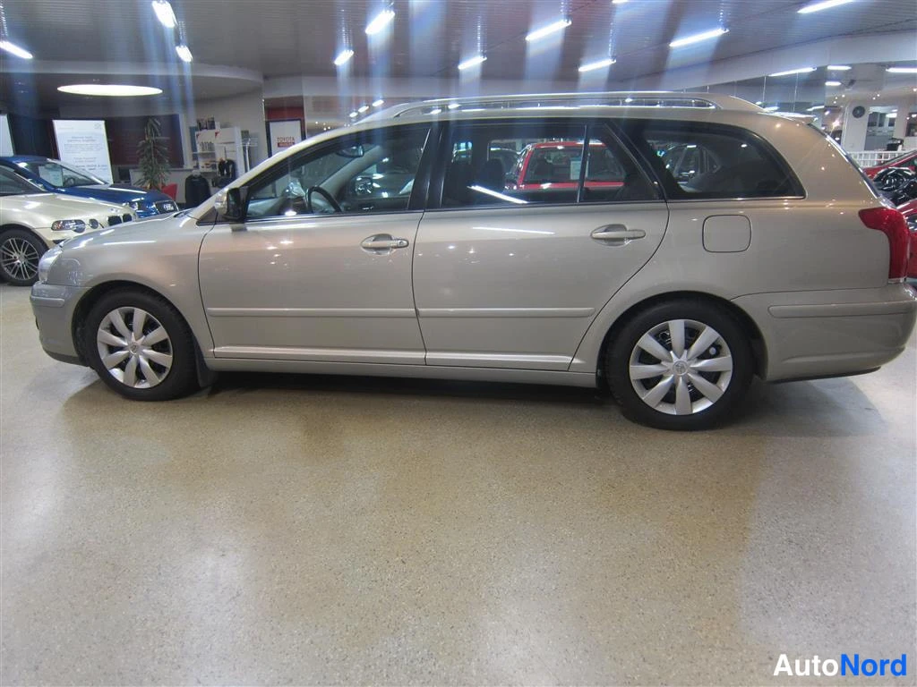 Vihreä Toyota Avensis 2008, sivulta, kuva 3