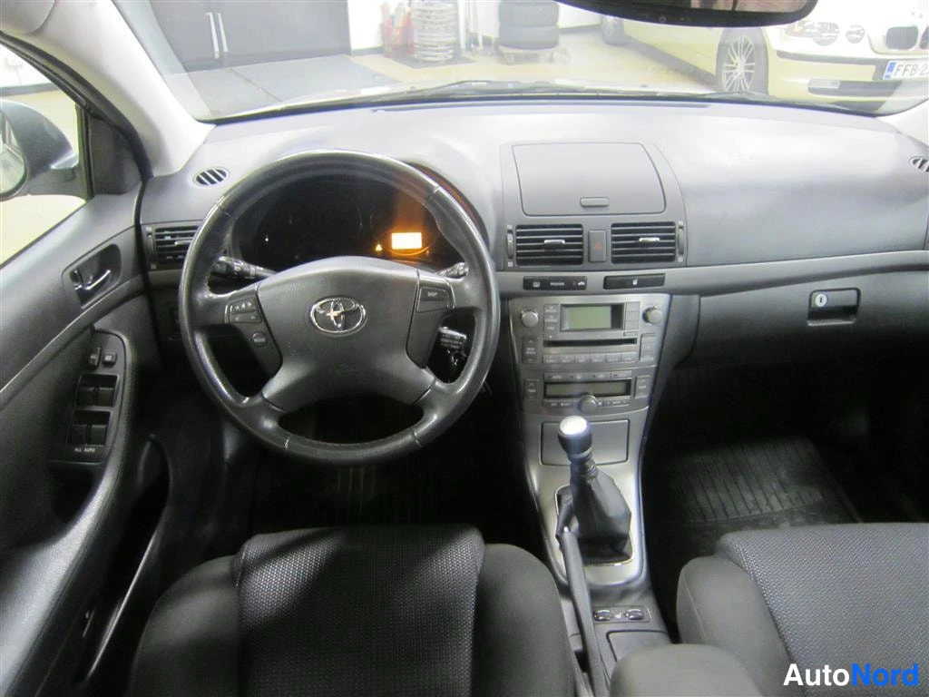 Vihreä Toyota Avensis 2008, ohjaamo, kuva 5