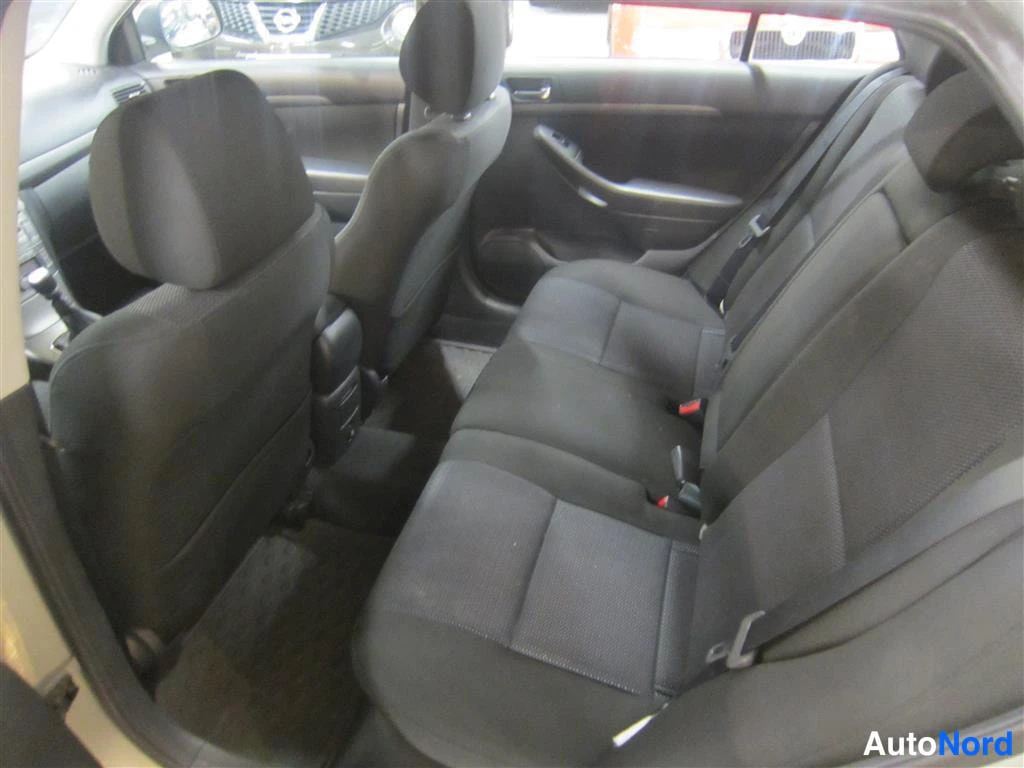 Vihreä Toyota Avensis 2008, takaistuimet, kuva 8