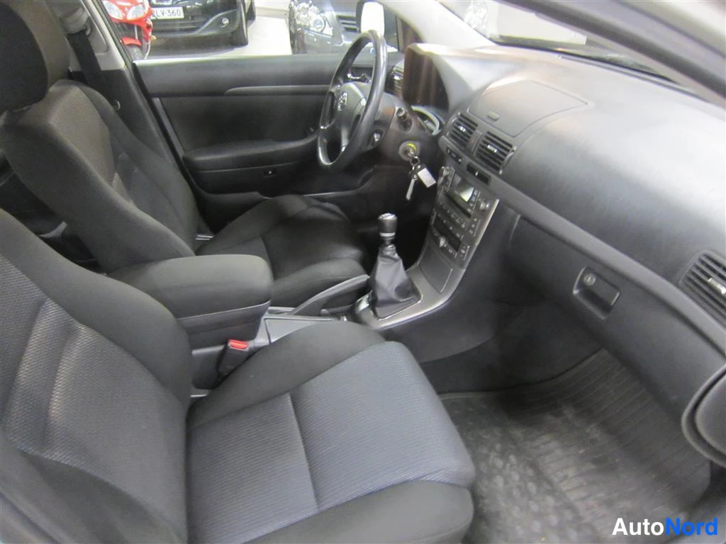 Vihreä Toyota Avensis 2008, etuistuimet, kuva 7