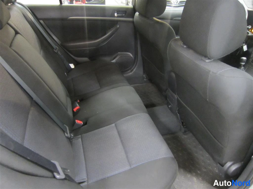 Vihreä Toyota Avensis 2008, takaistuimet, kuva 9