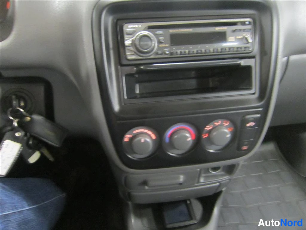 Punainen Honda CR-V 2000, yksityiskohta, kuva 15