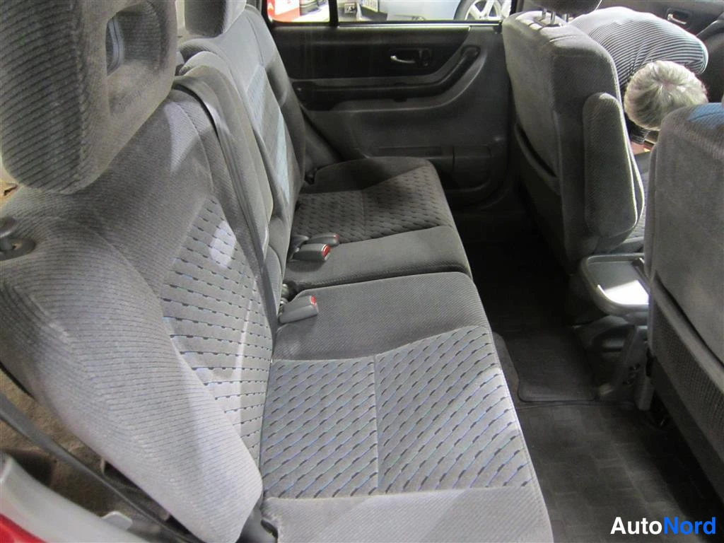 Punainen Honda CR-V 2000, takaistuimet, kuva 11
