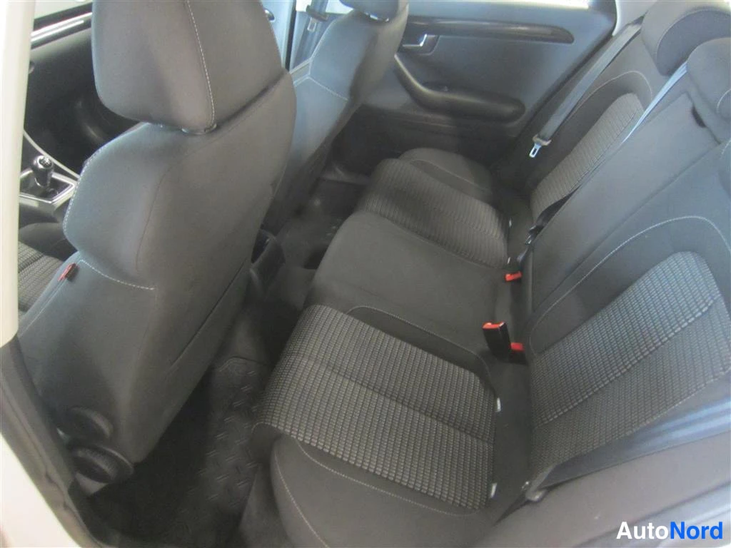 Valkoinen Seat Exeo ST 2011, takaistuimet, kuva 12