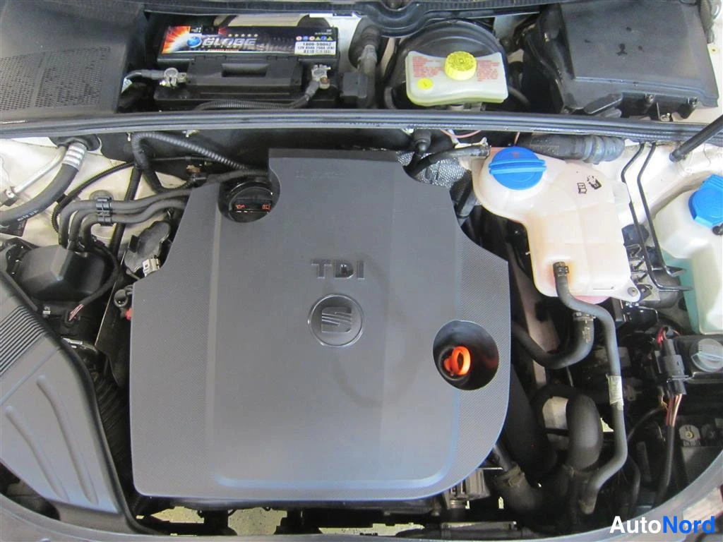 Valkoinen Seat Exeo ST 2011, moottoritila, kuva 15