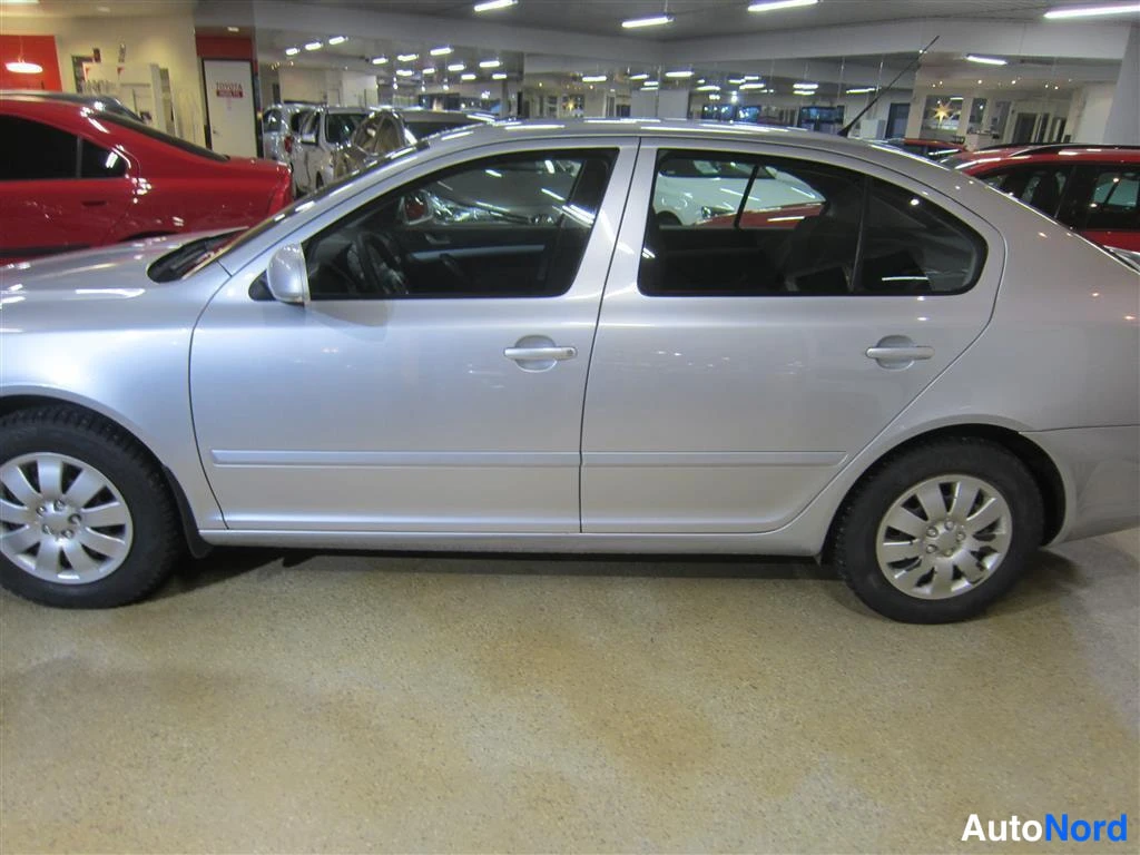 Harmaa Skoda Octavia 2011, sivulta, kuva 4