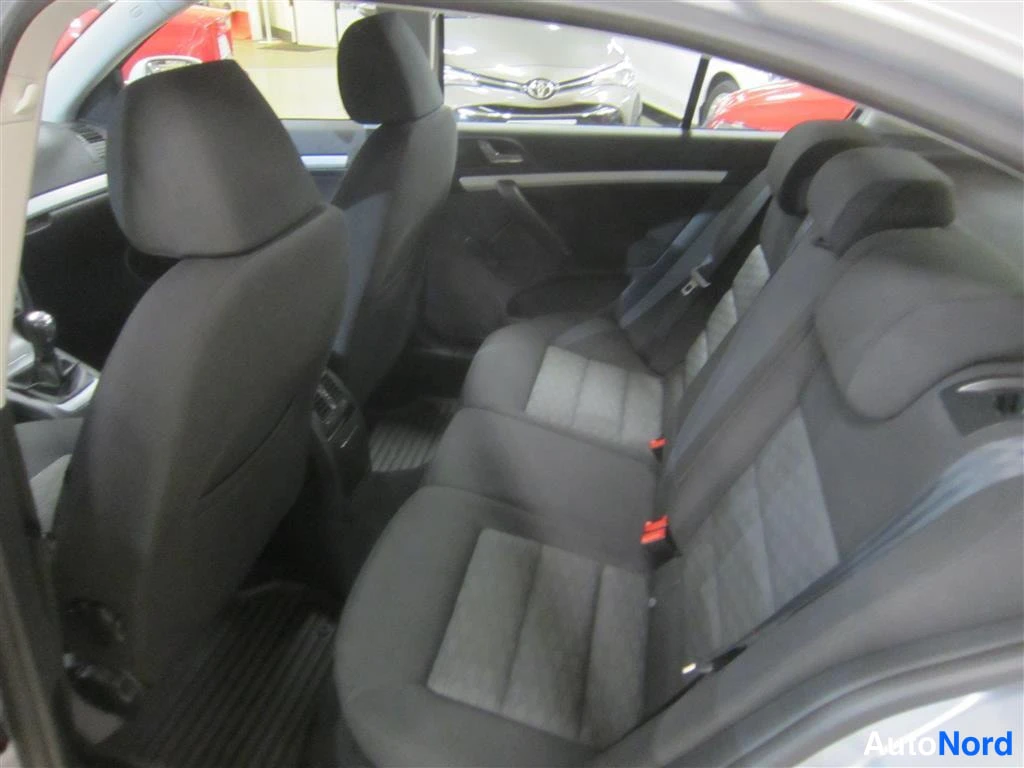 Harmaa Skoda Octavia 2011, takaistuimet, kuva 11