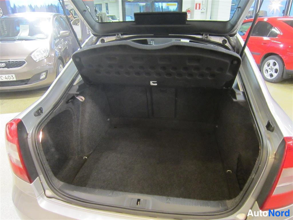 Harmaa Skoda Octavia 2011, tavaratila, kuva 13