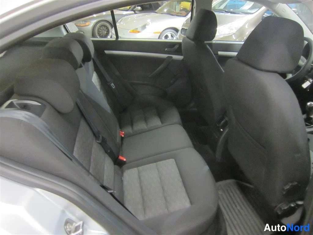 Harmaa Skoda Octavia 2011, takaistuimet, kuva 12