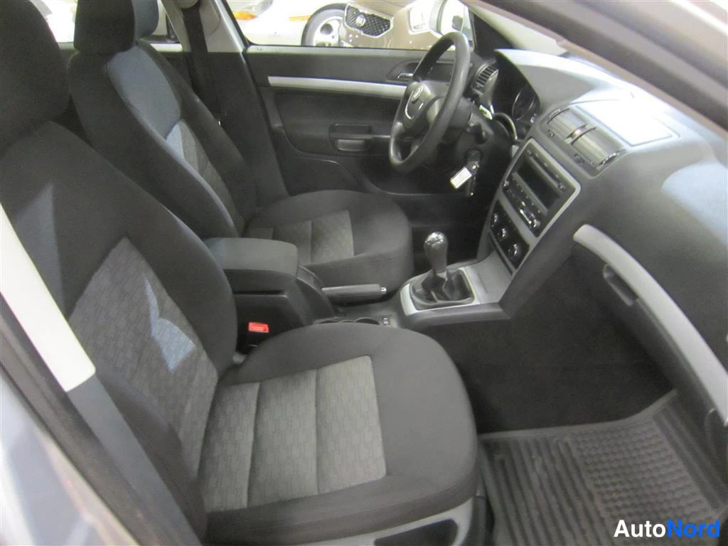 Harmaa Skoda Octavia 2011, etuistuimet, kuva 10