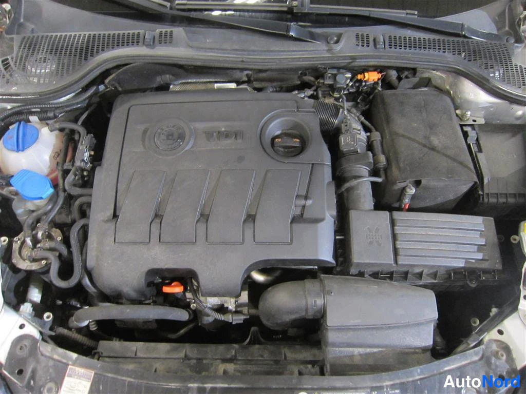 Harmaa Skoda Octavia 2011, moottoritila, kuva 14