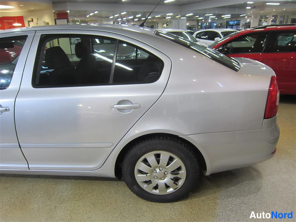 Harmaa Skoda Octavia 2011, takaviisto, kuva 6