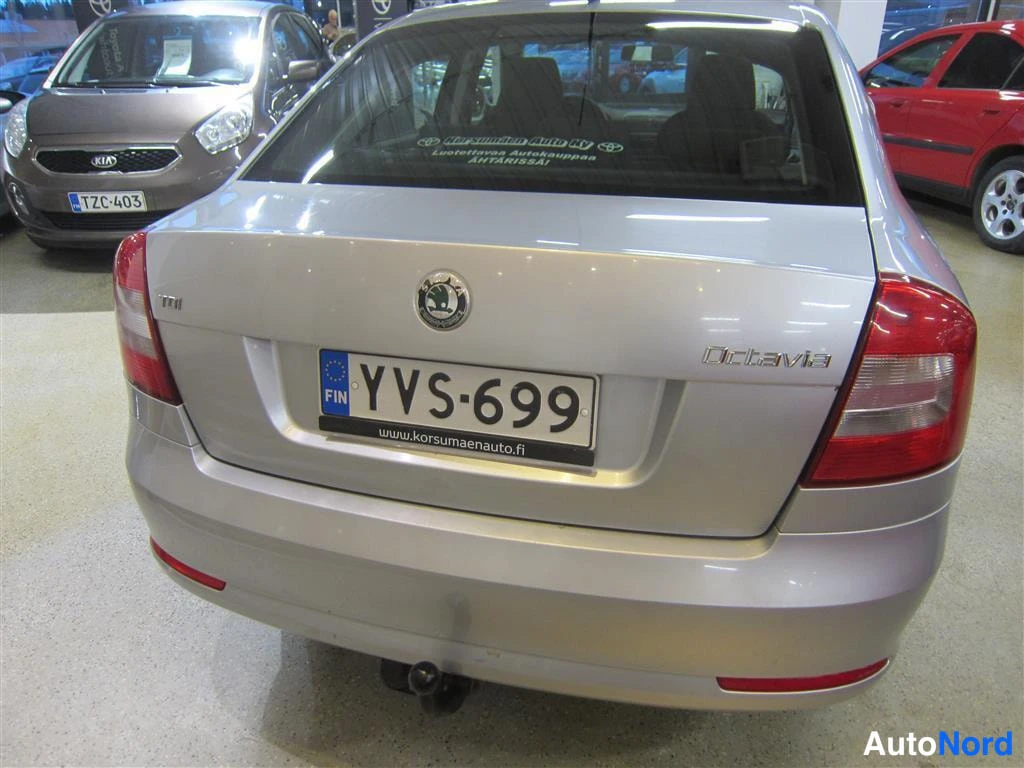 Harmaa Skoda Octavia 2011, takaa, kuva 8