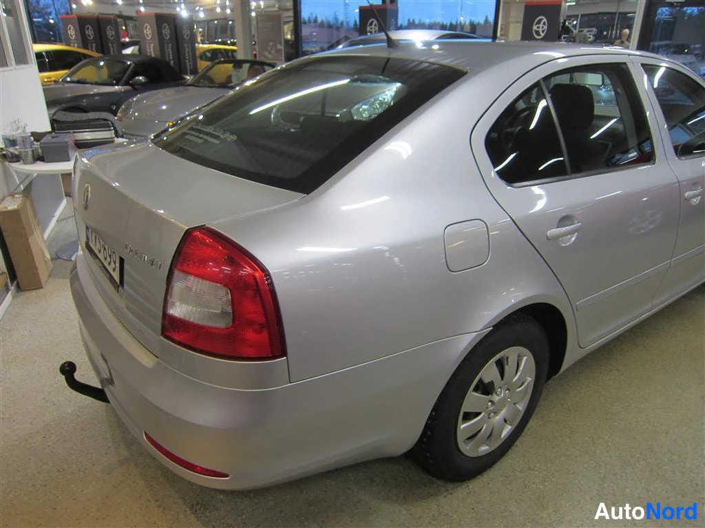 Harmaa Skoda Octavia 2011, takaviisto, kuva 7