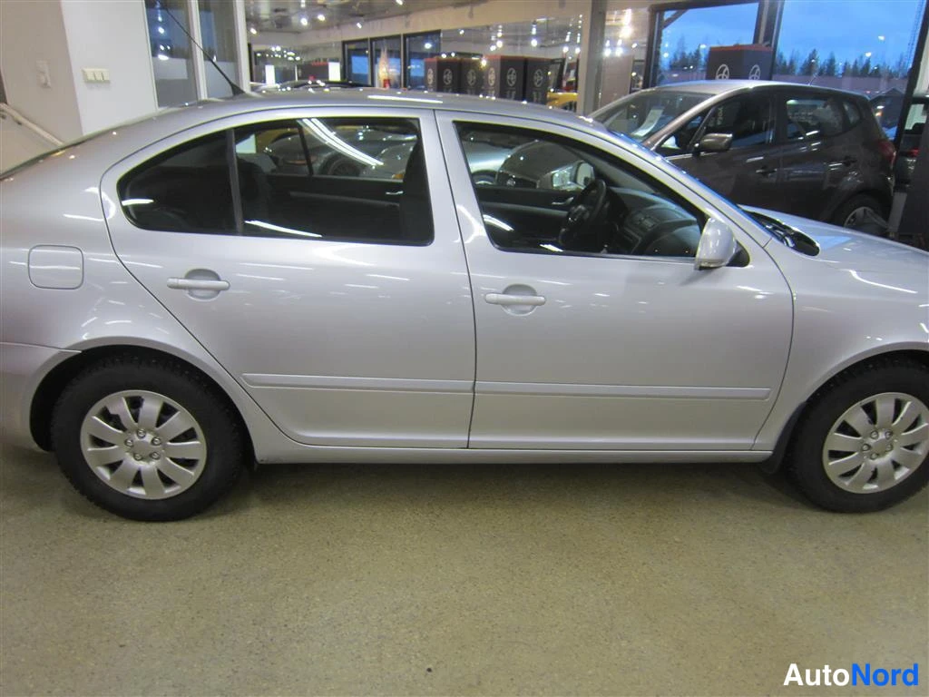 Harmaa Skoda Octavia 2011, sivulta, kuva 5