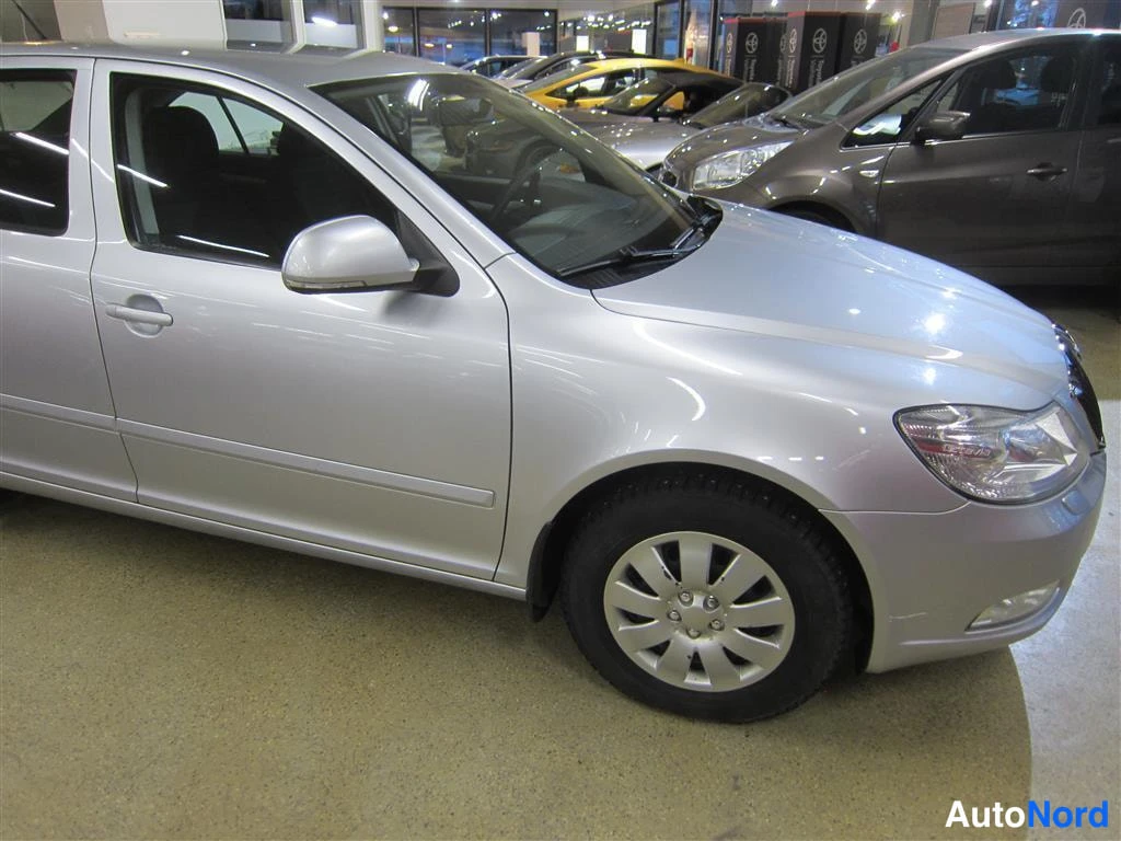 Harmaa Skoda Octavia 2011, etuviisto, keula oikealle, kuva 2