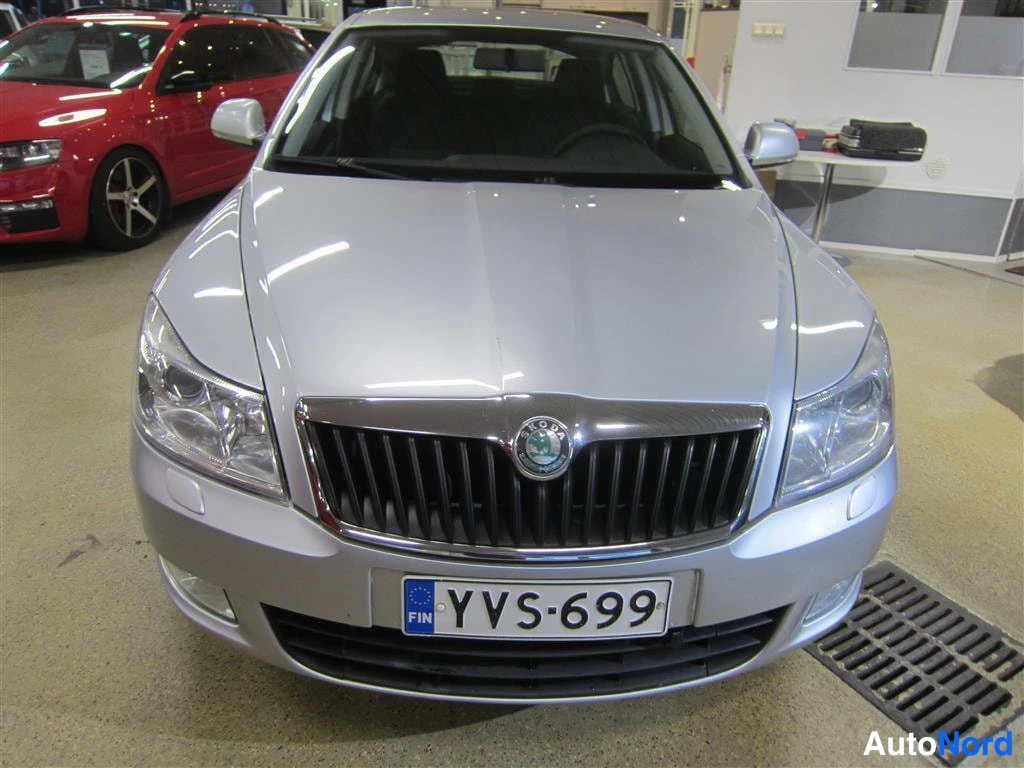 Harmaa Skoda Octavia 2011, edestä, kuva 3