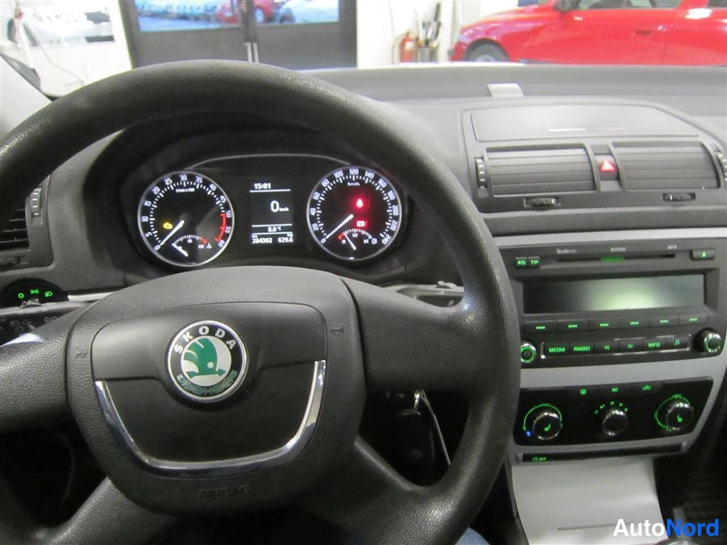 Harmaa Skoda Octavia 2011, ohjaamo, kuva 9