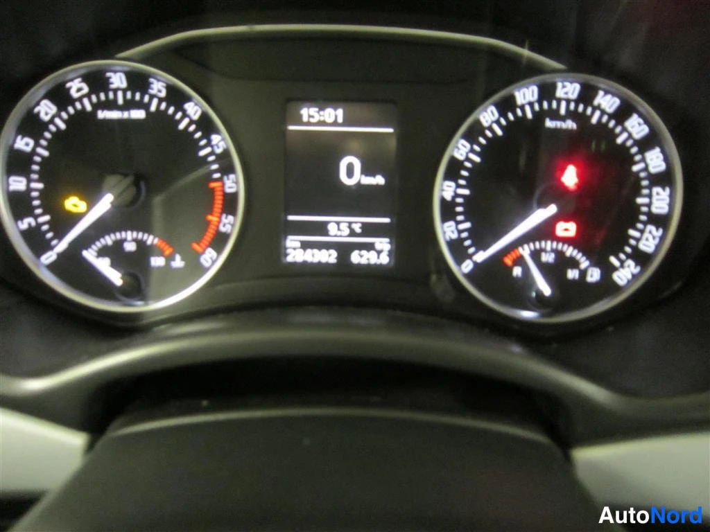 Harmaa Skoda Octavia 2011, yksityiskohta, kuva 17