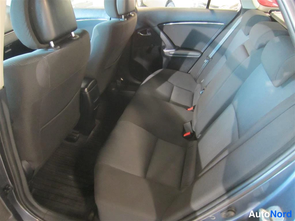 Sininen Toyota Avensis 2009, takaistuimet, kuva 11
