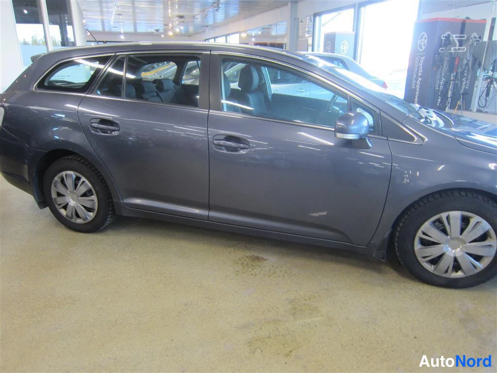 Sininen Toyota Avensis 2009, sivulta, kuva 5
