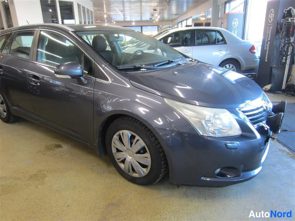 Sininen Toyota Avensis 2009, etuviisto, keula oikealle, kuva 2