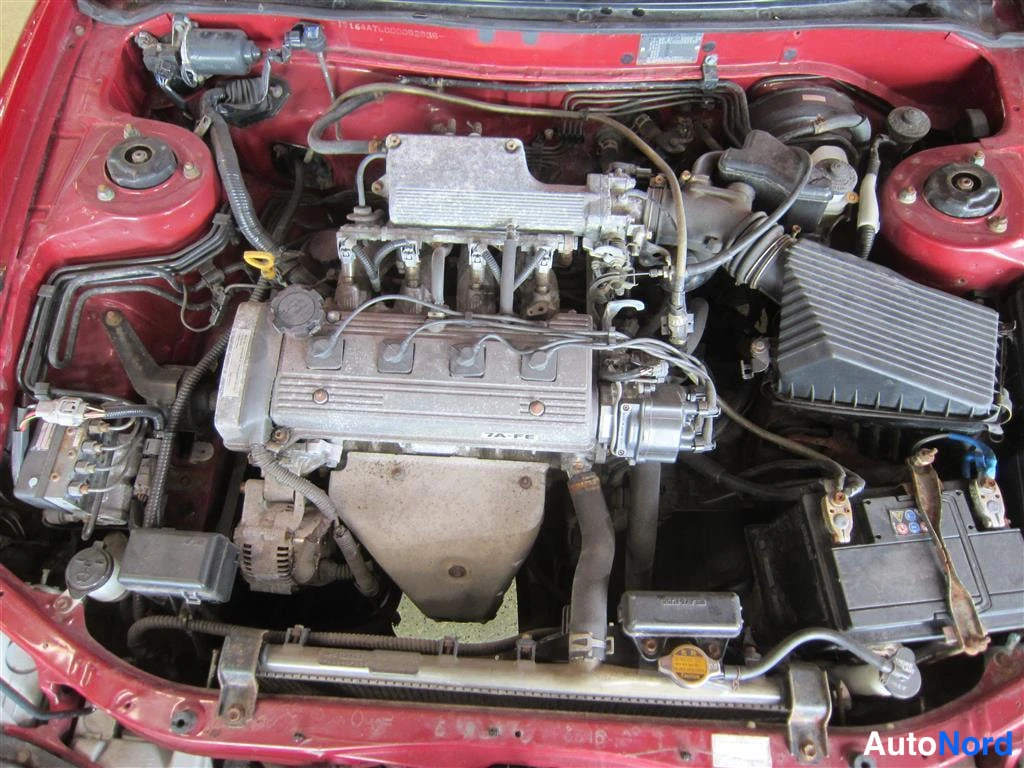 Punainen Toyota Celica 1996, moottoritila, kuva 16