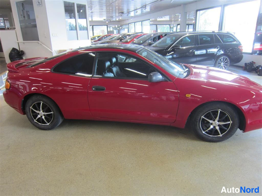 Punainen Toyota Celica 1996, sivulta, kuva 5