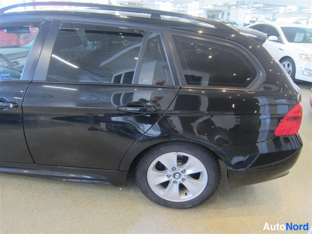 Musta BMW 318d 2008, takaviisto, kuva 6