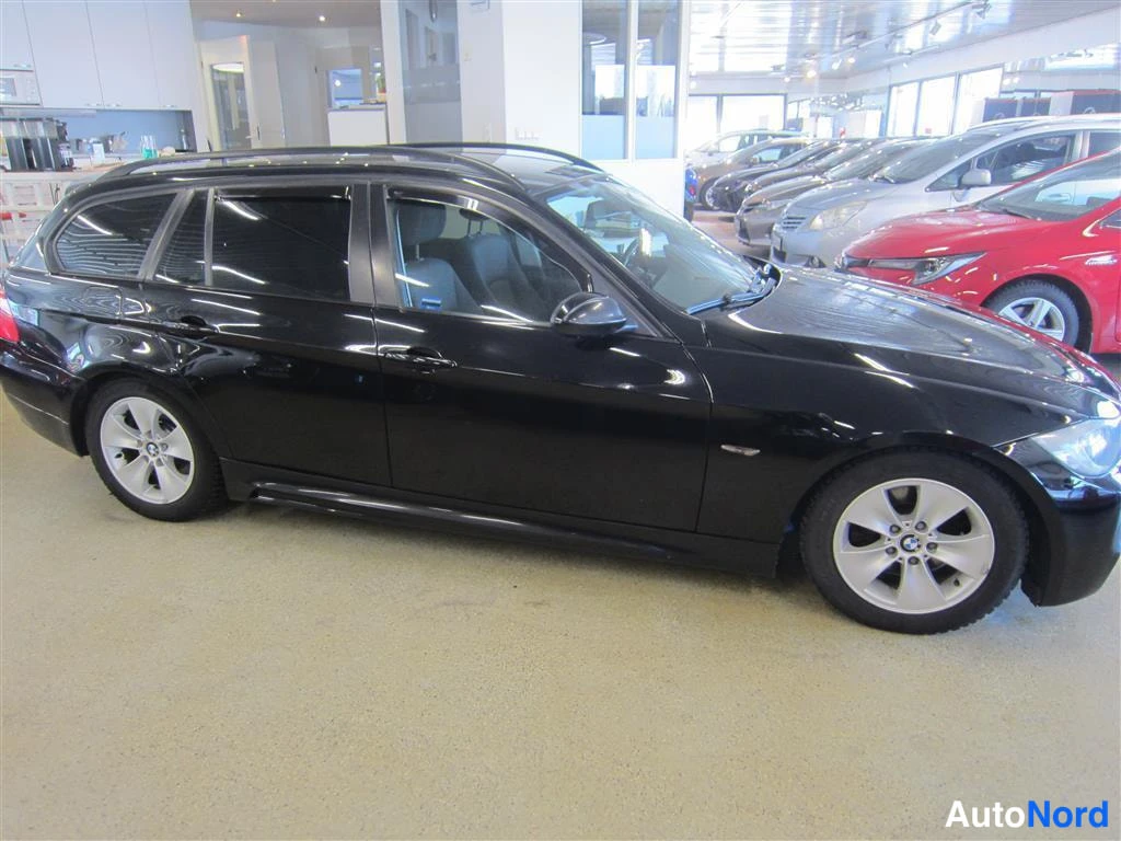 Musta BMW 318d 2008, etuviisto, keula oikealle, kuva 2