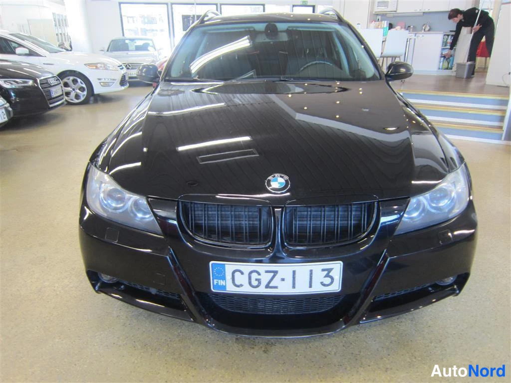 Musta BMW 318d 2008, edestä, kuva 4