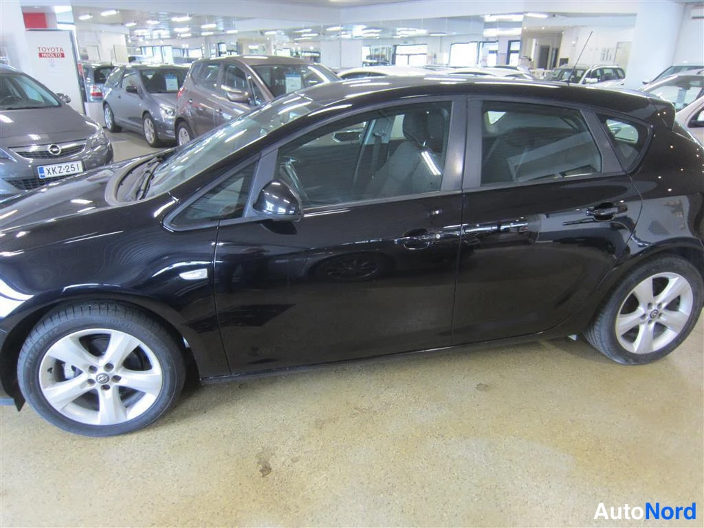 Musta Opel Astra 2010, sivulta, kuva 4