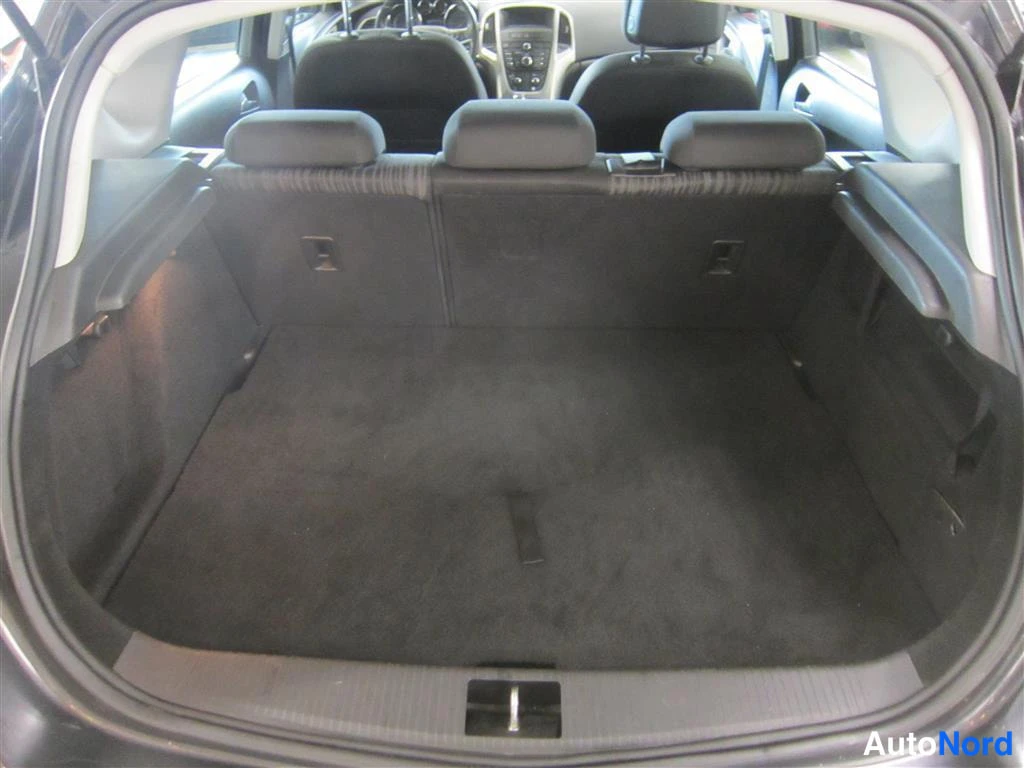 Musta Opel Astra 2010, tavaratila, kuva 13