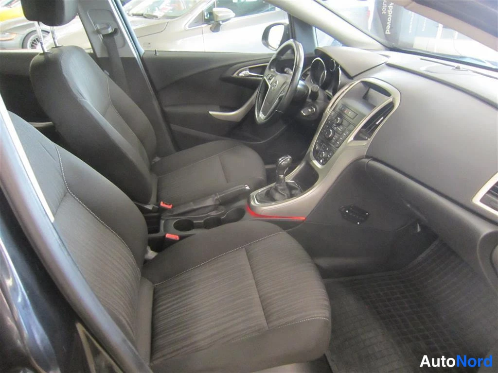 Musta Opel Astra 2010, ohjaamo, kuva 9