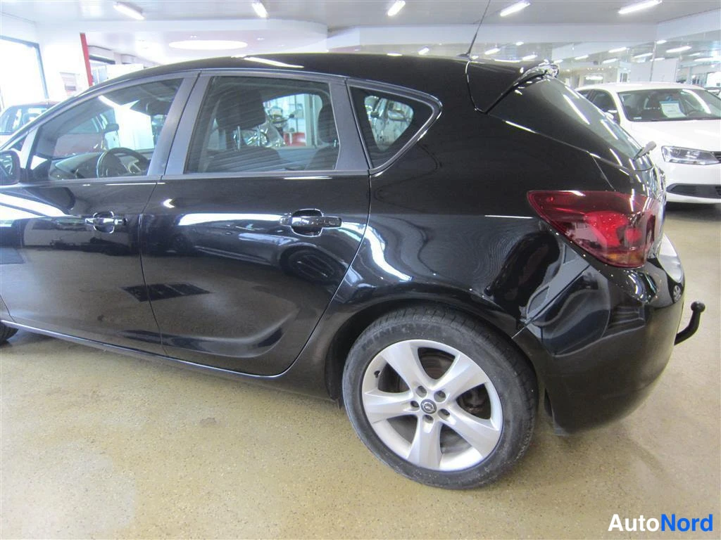 Musta Opel Astra 2010, takaviisto, kuva 6