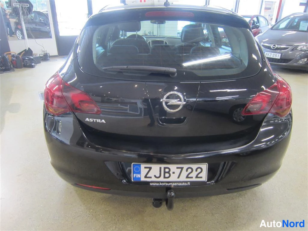 Musta Opel Astra 2010, takaa, kuva 8