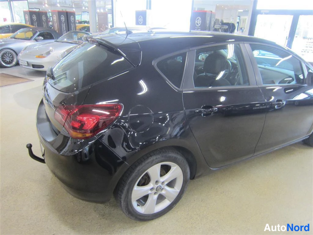 Musta Opel Astra 2010, takaviisto, kuva 7