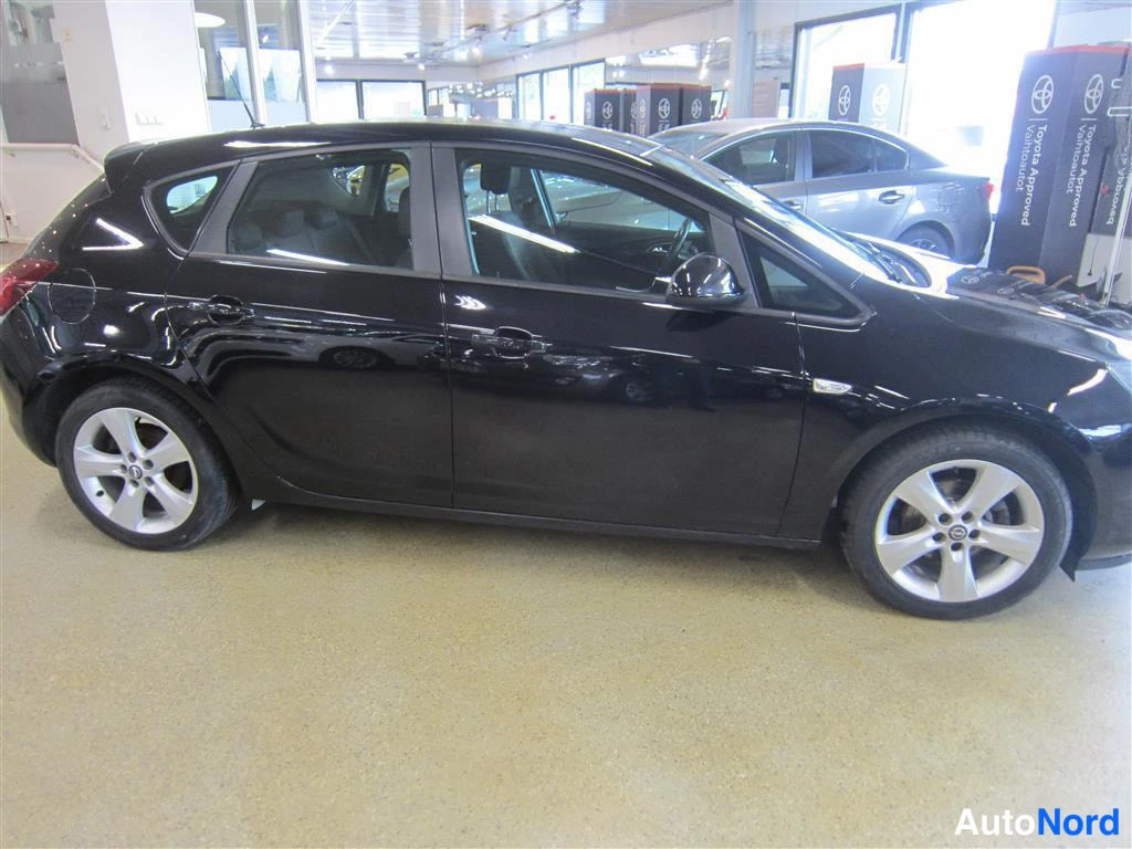 Musta Opel Astra 2010, sivulta, kuva 5