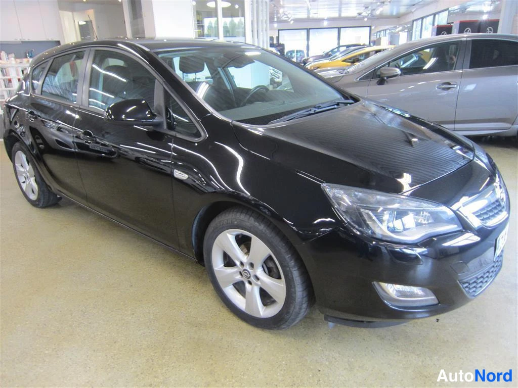 Musta Opel Astra 2010, etuviisto, keula oikealle, kuva 2