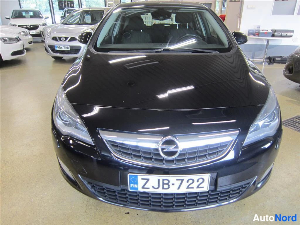 Musta Opel Astra 2010, edestä, kuva 3