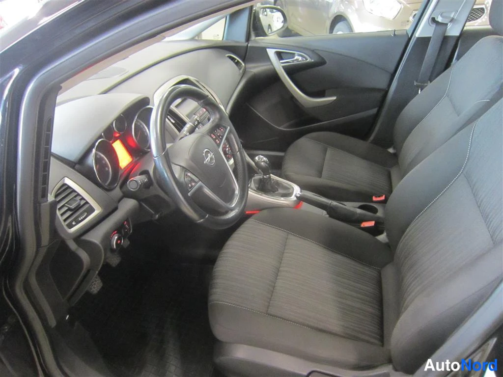 Musta Opel Astra 2010, ohjaamo, kuva 10