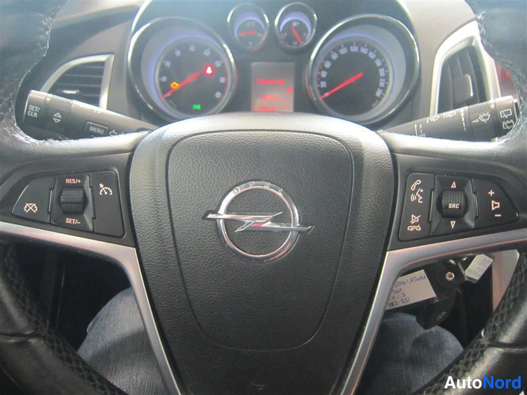 Harmaa Opel Astra 2012, yksityiskohta, kuva 19