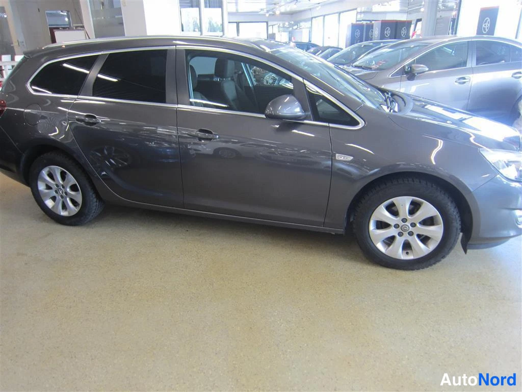 Harmaa Opel Astra 2012, etuviisto, keula oikealle, kuva 3