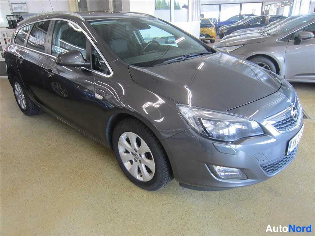 Harmaa Opel Astra 2012, etuviisto, keula oikealle, kuva 2