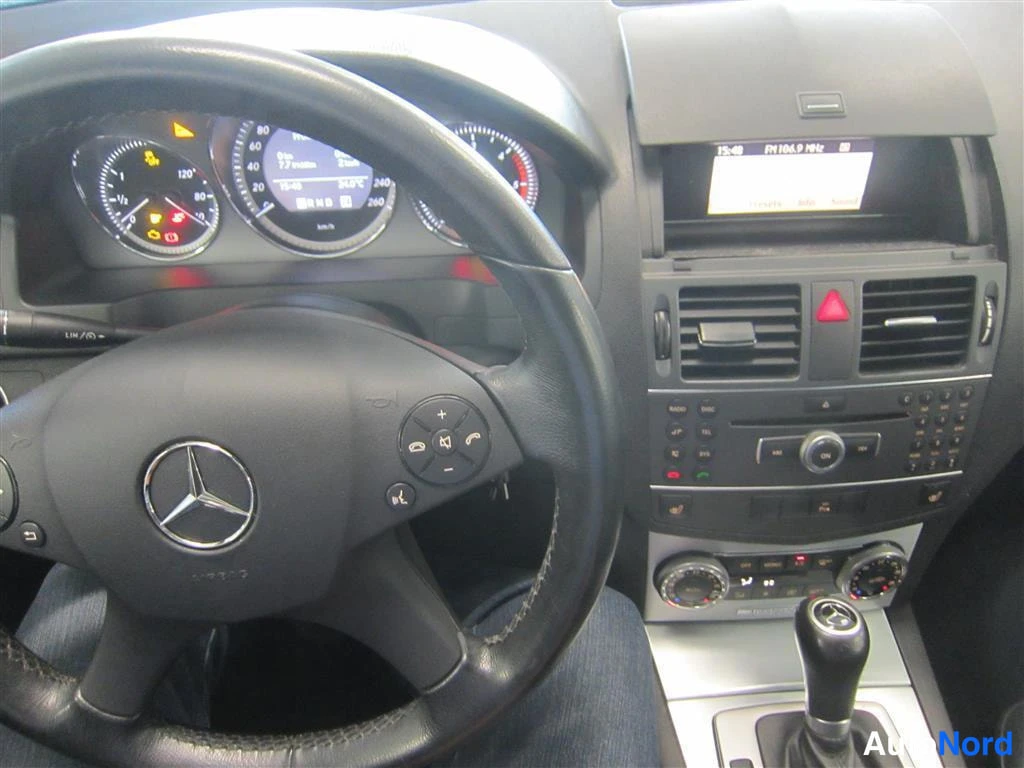 Valkoinen Mercedes-benz C 2010, ohjaamo, kuva 9