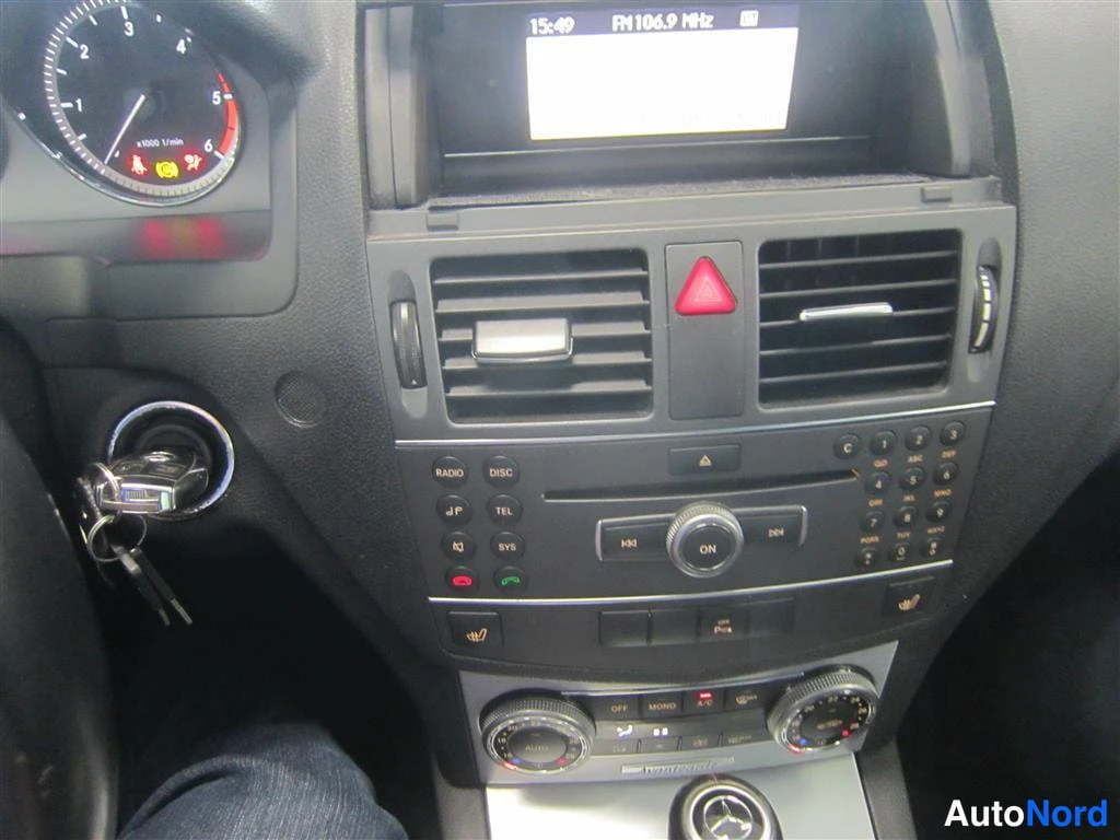 Valkoinen Mercedes-benz C 2010, yksityiskohta, kuva 17