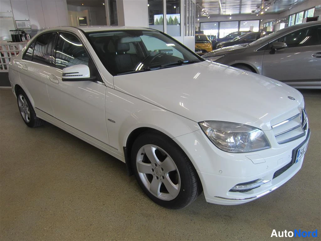 Valkoinen Mercedes-benz C 2010, etuviisto, keula oikealle, kuva 2