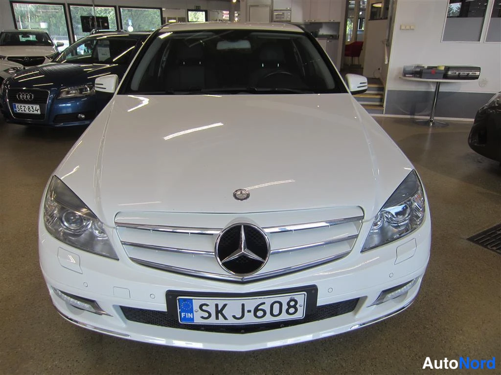 Valkoinen Mercedes-benz C 2010, edestä, kuva 3